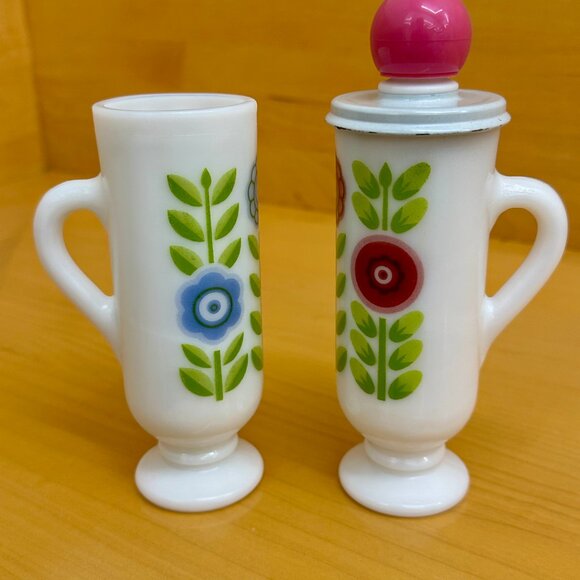 1970s set of vintage Avon Dutch Treat demi-cups made of milk glass - Picture 2 of 7